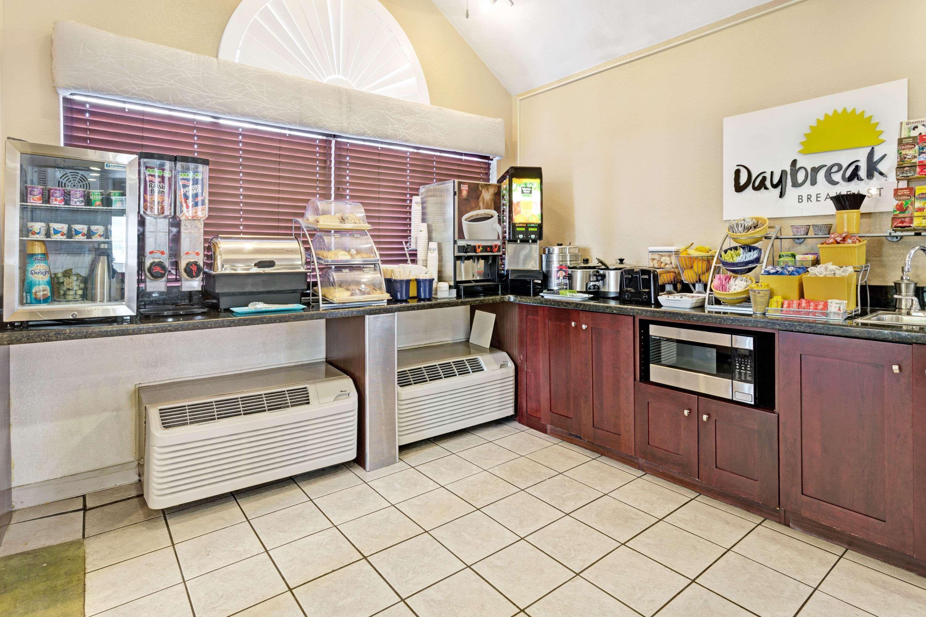 Days Inn & Suites By Wyndham Greeley Dış mekan fotoğraf