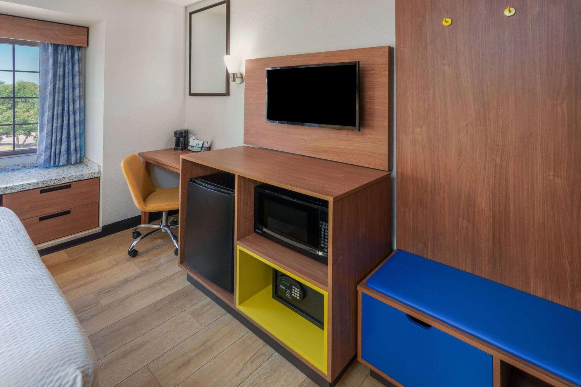 Days Inn & Suites By Wyndham Greeley Dış mekan fotoğraf